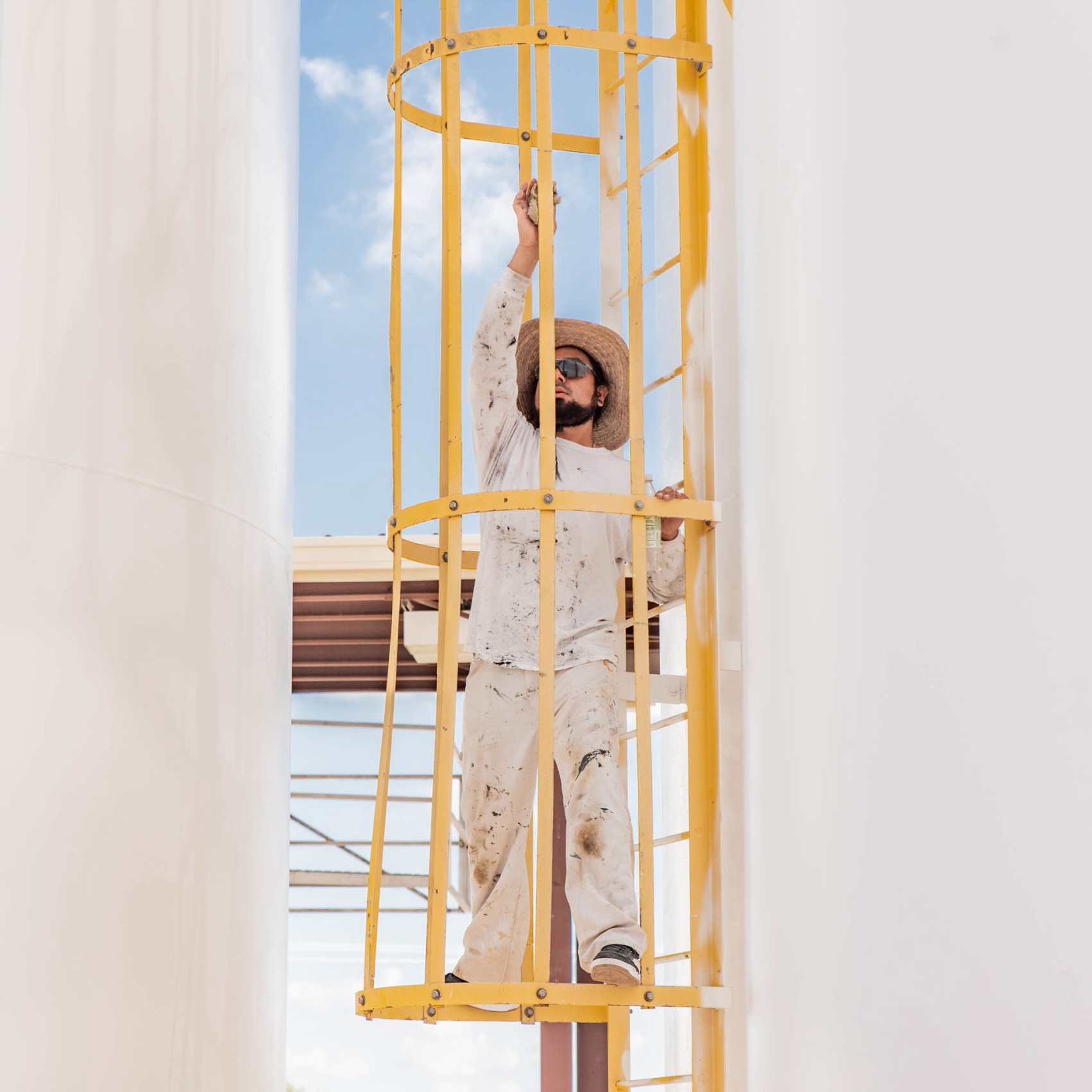 Stephens-Commercial-Painting-Commercial-Exterior-and-Industrial-Painter-coats-ladder-on-silos-CressonSilosSQ